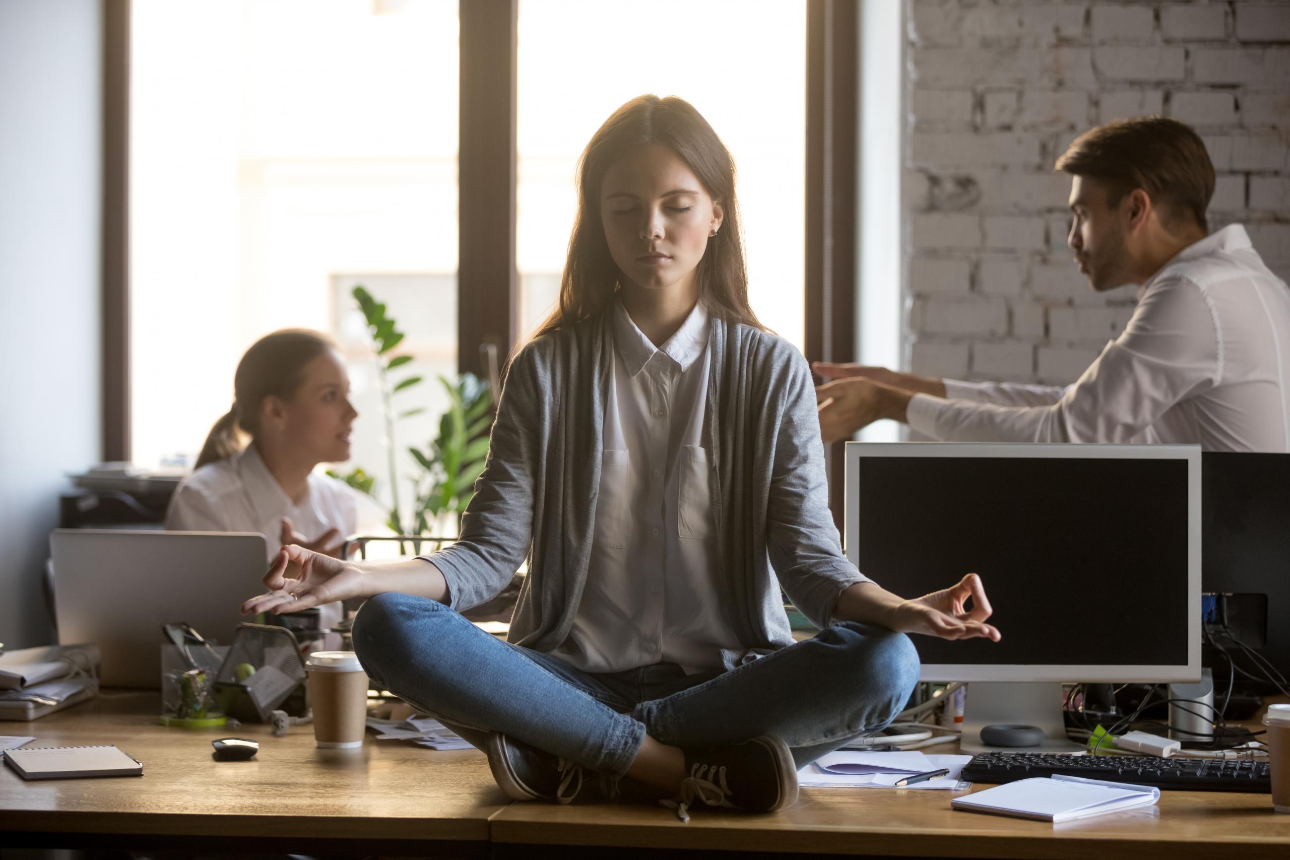 Tự tôn trọng và chăm sóc bản thân khi Người thân yêu của bạn bị choáng ngợp ở nơi làm việc -