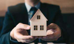 How to become an estate agent